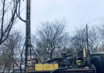 На території Шумської міської лікарні розпочато роботи з пробивання свердловини